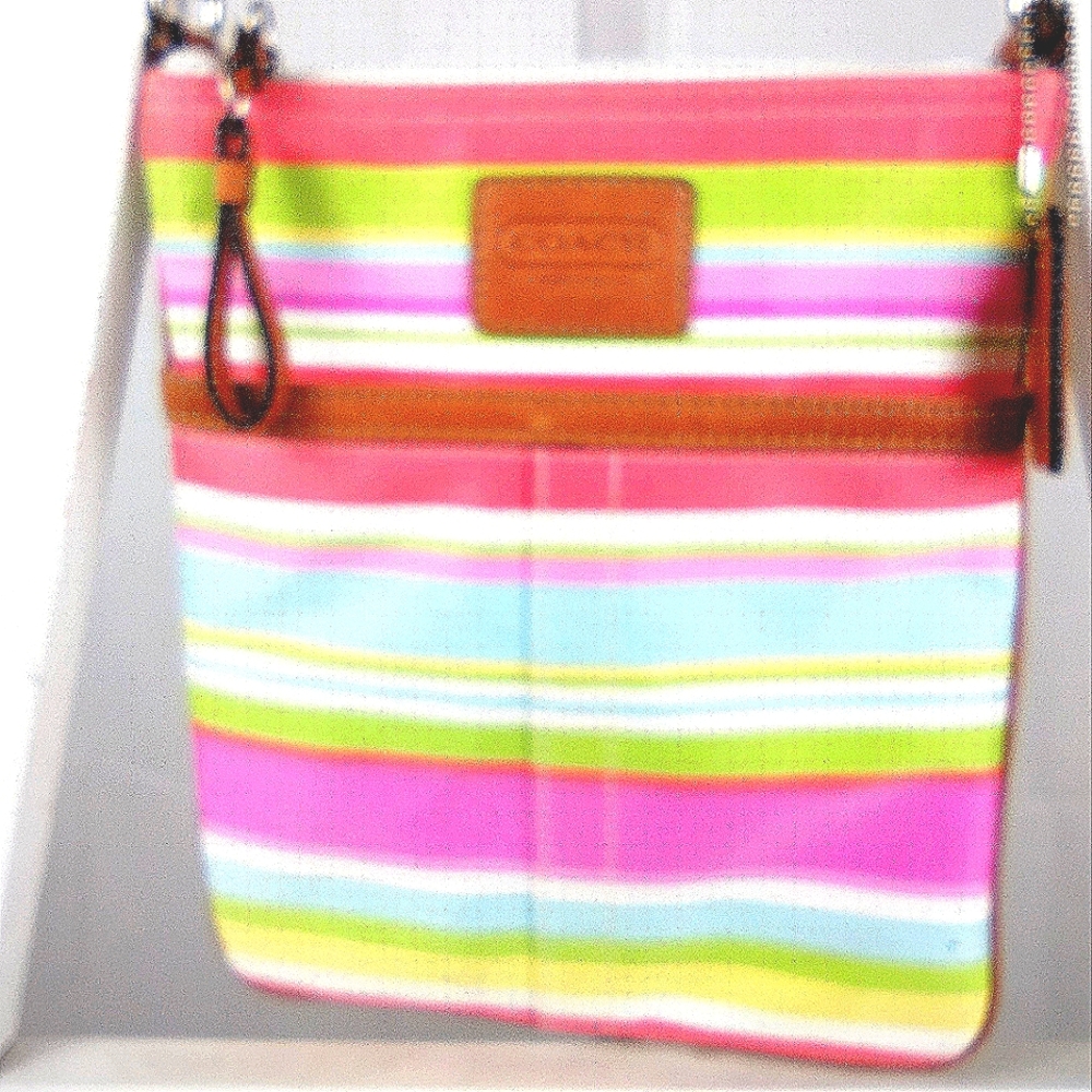 Cute Coach shoulder purse! Great for Spring adventures!